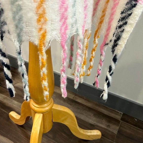 NWT BCBG Ivory Color Wood Rose Winter Scarf - Picture 4 of 7